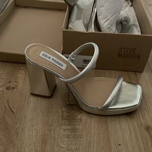 NEW IN BOX Steve Madden women’s heels silver size 7